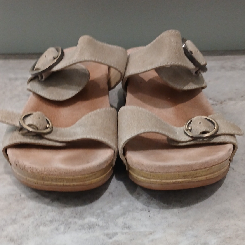 Dansko Women's Tan Sandals - Picture 4 of 6